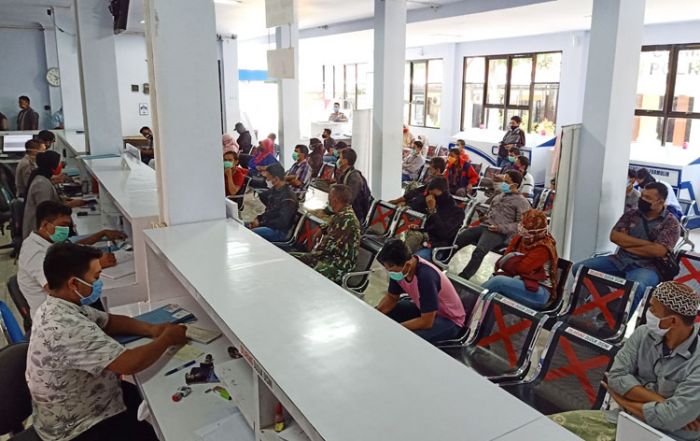 Satlantas Polres Pasuruan Terapkan Social Distancing di Pelayanan SIM Satlantas Polres Pasuruan Terapkan Social Distancing di Pelayanan SIM