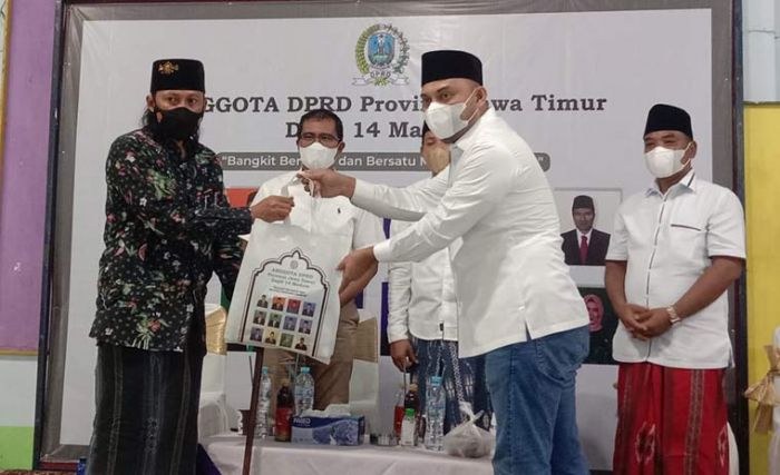 Sinergitas Anggota DPRD Jatim Dapil Madura, Berikan 3.000 Paket Bantuan Covid-19 di Bangkalan