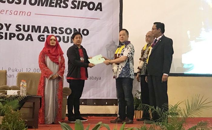 Direksi Sipoa Group Bagikan Sertifikat Asli sebagai Jaminan Refund 3.800 Konsumen Direksi Sipoa Group Bagikan Sertifikat Asli sebagai Jaminan Refund 3.800 Konsumen