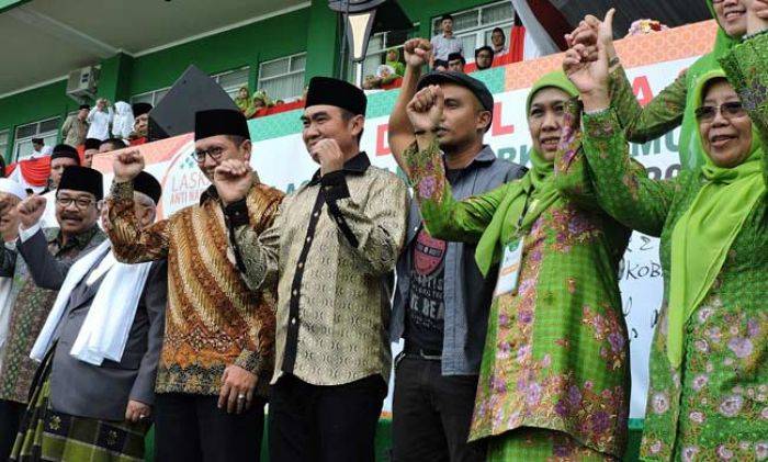 Muslimat NU Deklarasi Laskar Anti Narkoba Bersama Ivan Slank, Catat Tiga Rekor MURI Muslimat NU Deklarasi Laskar Anti Narkoba Bersama Ivan Slank, Catat Tiga Rekor MURI