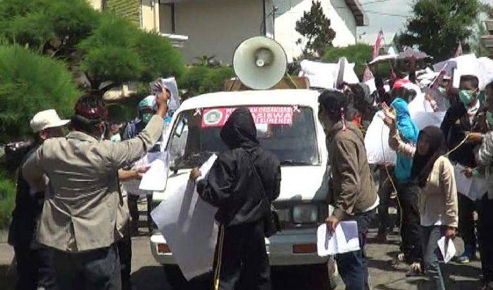 Demo Mahasiswa STKIP Sumenep: Tuntut Yayasan Transparan, Polisi Sita Bensin Demo Mahasiswa STKIP Sumenep: Tuntut Yayasan Transparan, Polisi Sita Bensin