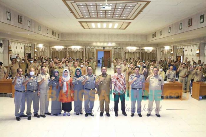 Bupati Gresik Minta Selenggarakan Perlindungan Masyarakat Kepada Ratusan Kepala Desa dan Lurah Bupati Gresik Minta Selenggarakan Perlindungan Masyarakat Kepada Ratusan Kepala Desa dan Lurah