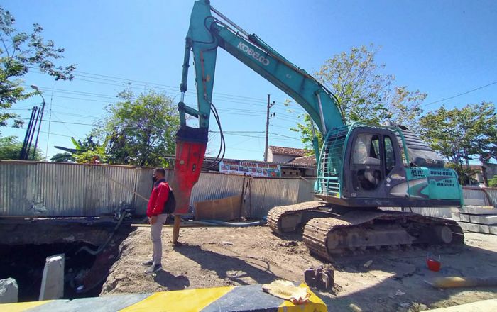 Perbaikan Jembatan Latek Bangil Terkendala Genangan Air, Baru Bisa Pasang Tiang Pancang Perbaikan Jembatan Latek Bangil Terkendala Genangan Air, Baru Bisa Pasang Tiang Pancang
