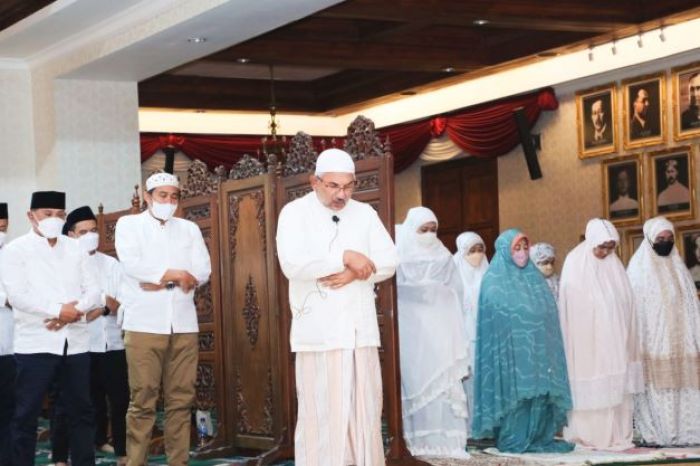Qiyamul Lail dan Lomba Masak Bandeng Gresik, Gubernur Khofifah Pererat Keguyuban antar Kepala OPD Qiyamul Lail dan Lomba Masak Bandeng Gresik, Gubernur Khofifah Pererat Keguyuban antar Kepala OPD