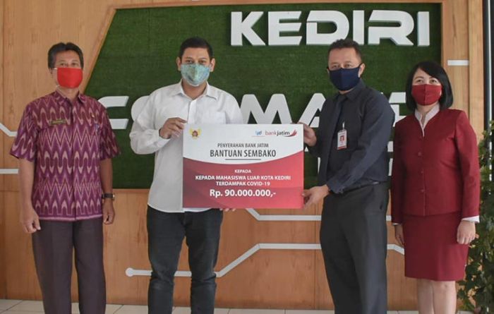 Bank Jatim Bantu Uang Tunai Bagi Mahasiswa Luar Kota Kediri, BCA Bantu APD dan Masker Medis