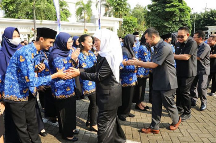 Pimpin Apel Jelang Lebaran, Gubernur Khofifah Larang ASN Pemprov Jatim Mudik Gunakan Mobil Dinas Pimpin Apel Jelang Lebaran, Gubernur Khofifah Larang ASN Pemprov Jatim Mudik Gunakan Mobil Dinas