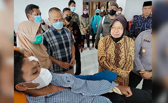 Mensos Beri Santunan untuk Keluarga Korban Tragedi Kanjuruhan dari Blitar Mensos Beri Santunan untuk Keluarga Korban Tragedi Kanjuruhan dari Blitar