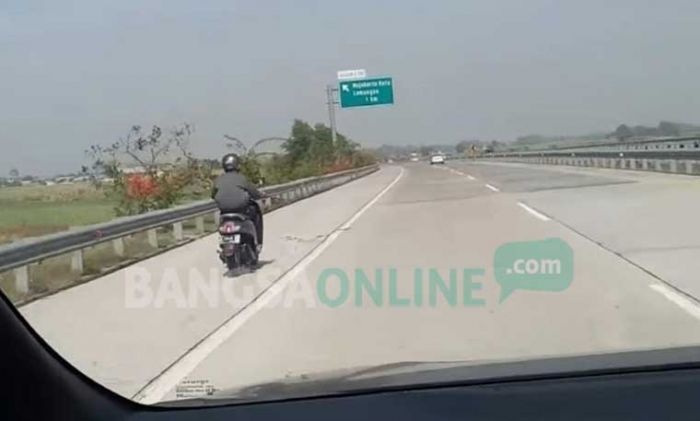 Ikuti Google Maps, Pengendara Motor Masuk Tol Jombang-Mojokerto Ikuti Google Maps, Pengendara Motor Masuk Tol Jombang-Mojokerto