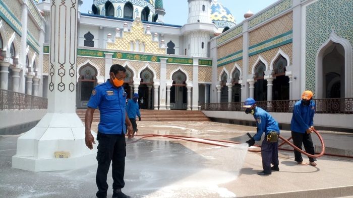 Waspada Corona, Pendopo dan Masjid Agung Tuban Disemprot Disinfektan Waspada Corona, Pendopo dan Masjid Agung Tuban Disemprot Disinfektan