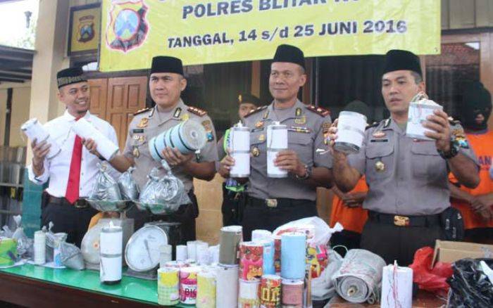 Operasi Camer, Polres Kota Blitar Amankan Ratusan Pengedar Mercon dan Miras Operasi Camer, Polres Kota Blitar Amankan Ratusan Pengedar Mercon dan Miras