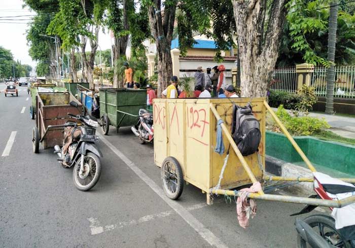 Puluhan Gerobak Sampah Parkir di depan DPRD Sidoarjo, Penggeledek Protes Hal ini Puluhan Gerobak Sampah Parkir di depan DPRD Sidoarjo, Penggeledek Protes Hal ini