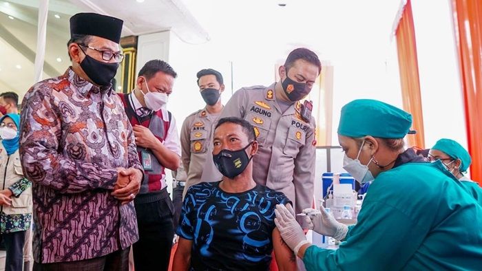 HUT Lalu Lintas ke-66, Polres Jombang Gelar Vaksinasi bagi Tunawisma