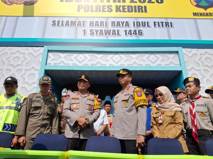 Bersama Wabup dan Kapolres Kediri, Kapolda Jatim Cek Kesiapan Pos Mengkreng Hadapi Arus Mudik Bersama Wabup dan Kapolres Kediri, Kapolda Jatim Cek Kesiapan Pos Mengkreng Hadapi Arus Mudik