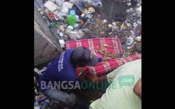 Sampah Jadi Momok Penyebab Banjir Kota Gresik, Warga Masih Buang Sembarangan Sampah Jadi Momok Penyebab Banjir Kota Gresik, Warga Masih Buang Sembarangan