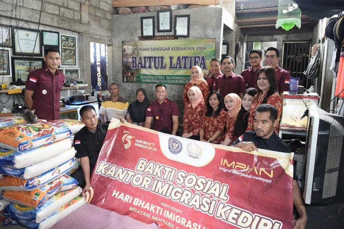 Sambut Hari Bhakti Imigrasi, Kantor Imigrasi Kediri Kunjungi Sanggar Kesehatan Jiwa Baitul Latifa Sambut Hari Bhakti Imigrasi, Kantor Imigrasi Kediri Kunjungi Sanggar Kesehatan Jiwa Baitul Latifa