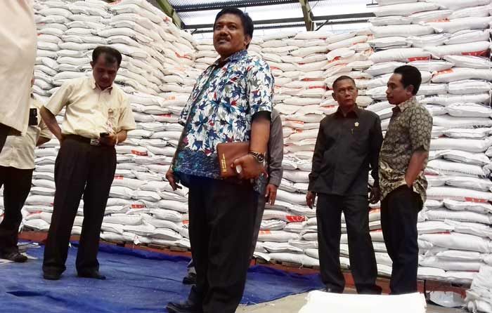 Pemprov Jatim Gerojok Ratusan Ton Beras bagi Warga Miskin Pemprov Jatim Gerojok Ratusan Ton Beras bagi Warga Miskin