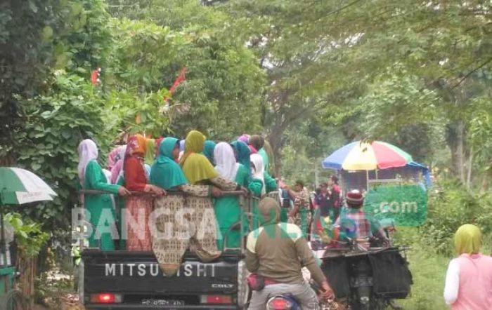 Naik Mobil Bak Terbuka, Ratusan Anggota Muslimat dan Fatayat Parengan Semangat Ikuti Pengajian Naik Mobil Bak Terbuka, Ratusan Anggota Muslimat dan Fatayat Parengan Semangat Ikuti Pengajian