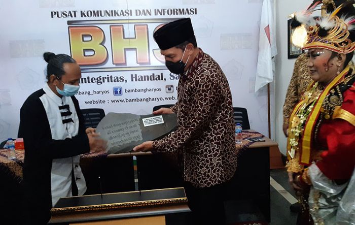 Peduli Budaya, BHS Terima Penghargaan Prasasti Aksara Jawa Peduli Budaya, BHS Terima Penghargaan Prasasti Aksara Jawa