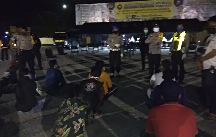 291 Warga Sidoarjo Terjaring Razia Jam Malam PSBB, 3 Orang Reaktif Rapid Test