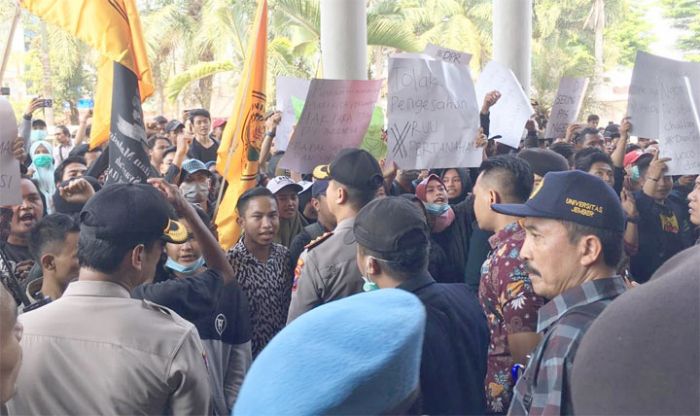 DPRD Jember Tandatangani Pakta Integritas, Janji Teruskan Aspirasi Aliansi BEM se-Jember DPRD Jember Tandatangani Pakta Integritas, Janji Teruskan Aspirasi Aliansi BEM se-Jember