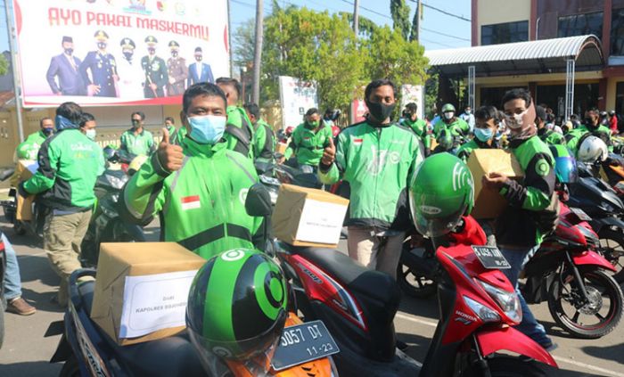 Sumringah, Ratusan Driver Ojek Online di Bojonegoro Terima Paket Sembako dari Polres