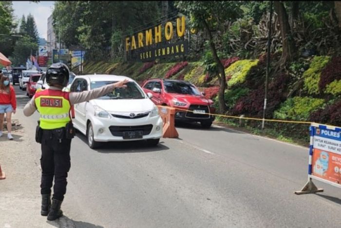Satlantas Polres Cimahi Lakukan One Way di Kawasan Wisata Farmhouse Lembang Satlantas Polres Cimahi Lakukan One Way di Kawasan Wisata Farmhouse Lembang