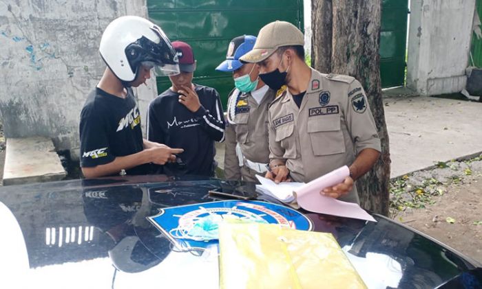 Tegakkan Perwali Prokes, Satpol PP Kota Kediri Beri Sanksi Tertulis dan Ganti Masker Para Pelanggar