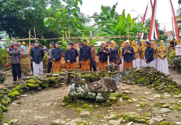 Peringati Shraddha Agung, Ratusan Masyarakat Tulungagung Gunakan Pakaian Adat Peringati Shraddha Agung, Ratusan Masyarakat Tulungagung Gunakan Pakaian Adat