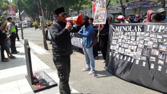 Aktivis Gresik Demo Minta Pertanggungjawaban Bupati atas Kerusakan Alun-alun