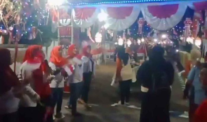 Meriahkan HUT ke-78 RI, Warga Wiroborang Probolinggo Sulap Jalan Kuburan dengan Lampu Hias Meriahkan HUT ke-78 RI, Warga Wiroborang Probolinggo Sulap Jalan Kuburan dengan Lampu Hias