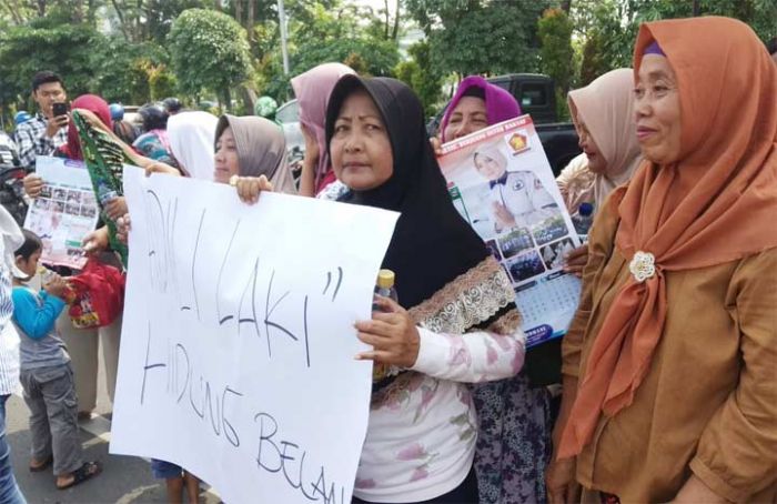 Emak-Emak  Demo Polda Jatim, Minta Pengguna Jasa Vanessa Ditangkap