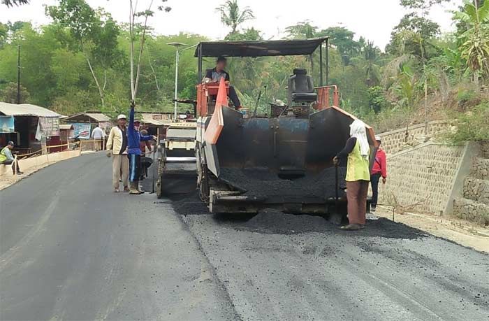 Proyek Perbaikan Jalan di Gemaharjo Masuk Tahap Pengaspalan dan Pengerjaan Bronjong
