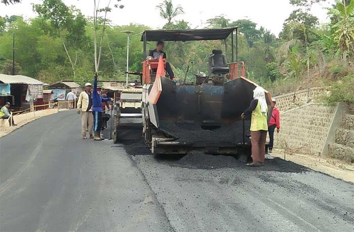 Proyek Perbaikan Jalan di Gemaharjo Masuk Tahap Pengaspalan dan Pengerjaan Bronjong Proyek Perbaikan Jalan di Gemaharjo Masuk Tahap Pengaspalan dan Pengerjaan Bronjong