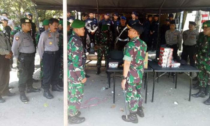Tinjau Pos Pam Suronan, Danrem 081/DSJ Tekankan Agar Jangan Terprovokasi Tinjau Pos Pam Suronan, Danrem 081/DSJ Tekankan Agar Jangan Terprovokasi