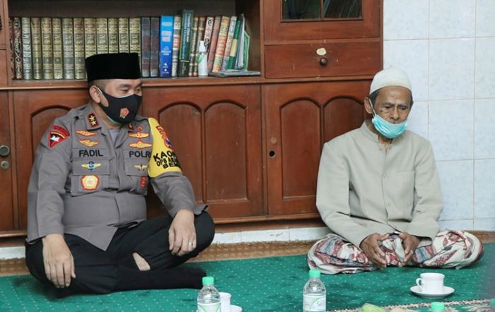 Silaturahim ke Ponpes di Tapal Kuda, Kapolda Ajak Ulama dan Kiai Syiarkan Penerapan Protkes Silaturahim ke Ponpes di Tapal Kuda, Kapolda Ajak Ulama dan Kiai Syiarkan Penerapan Protkes