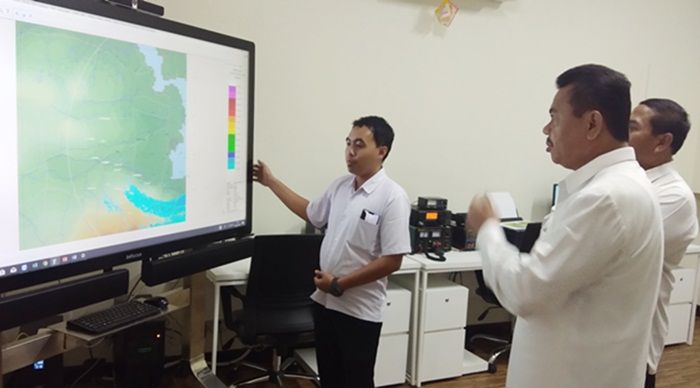 Wabup Pungkasiadi Tinjau Alat Pemantau Cuaca di BPBD Mojokerto