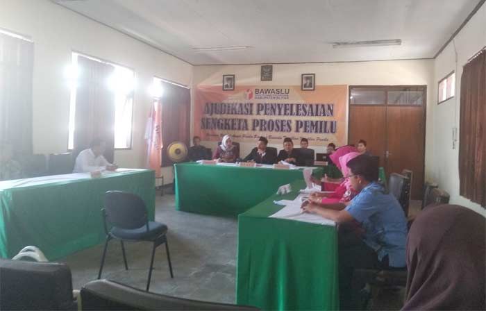 KPU Blitar Siap Beberkan Bukti Gugatan Bacaleg Golkar dan Partai Berkarya KPU Blitar Siap Beberkan Bukti Gugatan Bacaleg Golkar dan Partai Berkarya