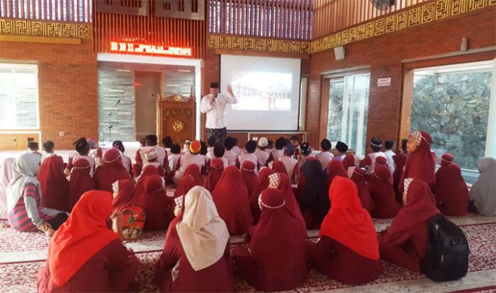 Peringati Hari Santri, Puluhan Anak TPQ Diajak Nonton Film Sang Kiai