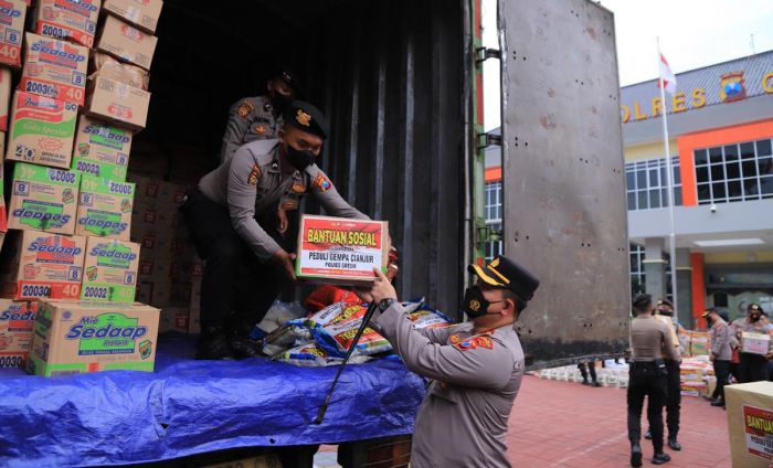 Polres Gresik Kirim Ribuan Paket Bantuan untuk Korban Gempa Cianjur Polres Gresik Kirim Ribuan Paket Bantuan untuk Korban Gempa Cianjur