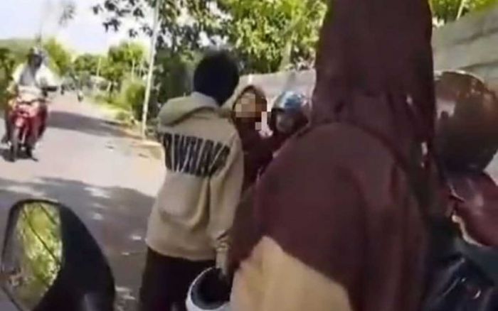 Viral, Siswi SMAN 1 Panji Dipukul Helm hingga Dijambak di Situbondo Viral, Siswi SMAN 1 Panji Dipukul Helm hingga Dijambak di Situbondo