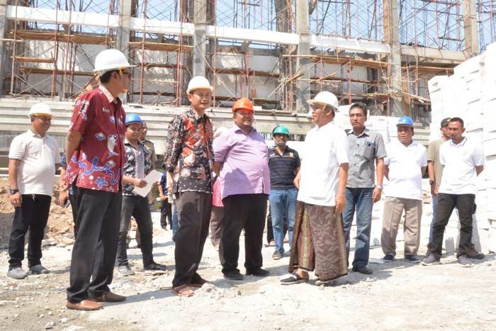 Sidak Pembangunan GOR Senilai Rp 19,2 M, Bupati Fadeli Tegaskan Tak Ada Toleransi untuk Kontraktor Sidak Pembangunan GOR Senilai Rp 19,2 M, Bupati Fadeli Tegaskan Tak Ada Toleransi untuk Kontraktor