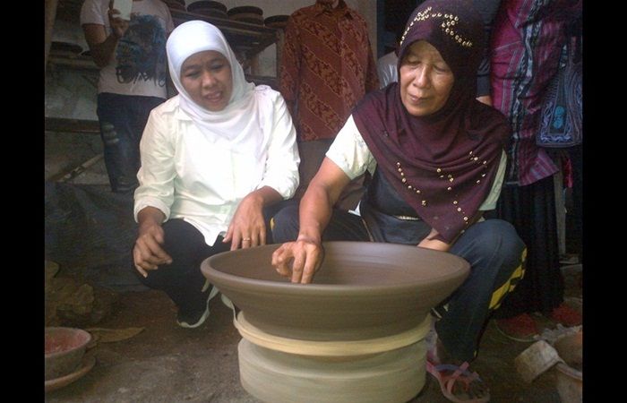Kunjungi Pengrajin di Mojokerto, Khofifah: Guci Majapahit Kompetibel Kunjungi Pengrajin di Mojokerto, Khofifah: Guci Majapahit Kompetibel