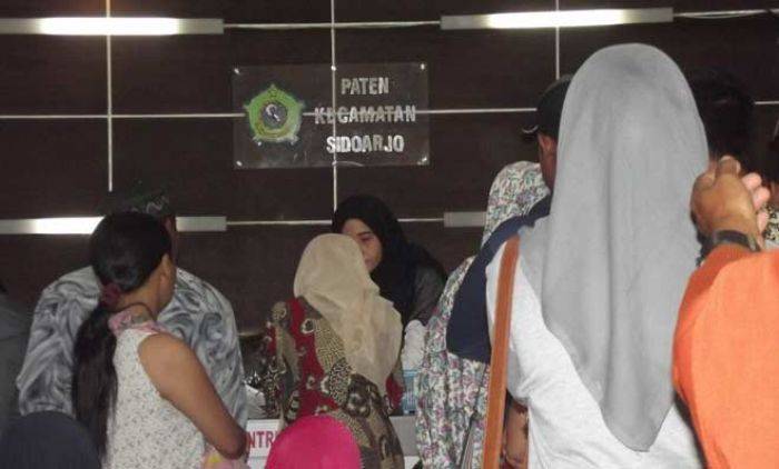 Deadline Diperpanjang hingga Pertengahan 2017, Pemohon e-KTP di Sidoarjo Masih Membludak Deadline Diperpanjang hingga Pertengahan 2017, Pemohon e-KTP di Sidoarjo Masih Membludak