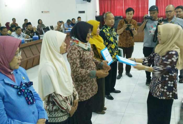 Kembangkan Minat Baca Masyarakat, Pemkot Kediri Serahkan Aplikasi e-Pusda ke Sekolah Kembangkan Minat Baca Masyarakat, Pemkot Kediri Serahkan Aplikasi e-Pusda ke Sekolah