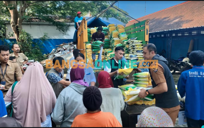 Operasi Pasar Beras Murah di Kantor Kecamatan Kota Kediri Diserbu Warga