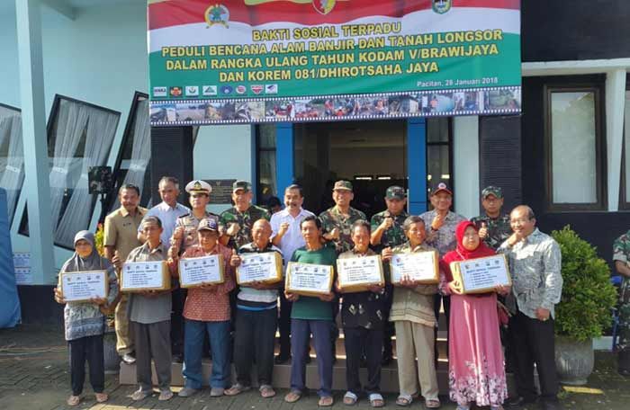 Danrem 0801/DSJ Serahkan Ribuan Paket Sembako Bagi Warga Terdampak Bencana di Pacitan