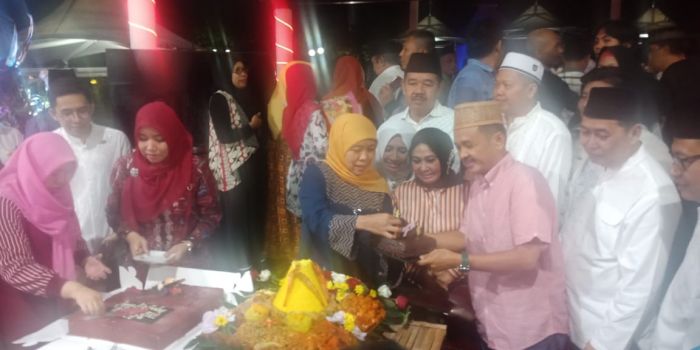 Khofifah Rayakan HUT ke-54 Bersama Relawan dan Tukang Becak