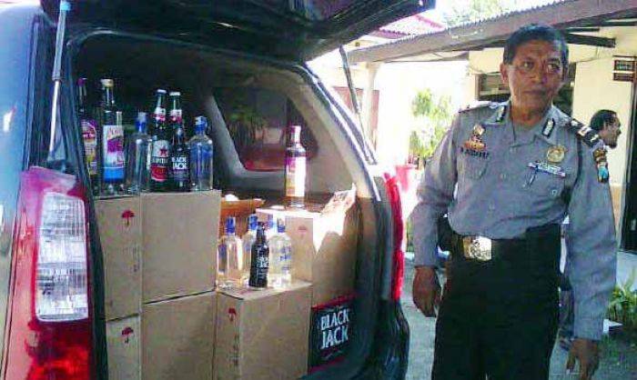 Polres Pamekasan Amankan Puluhan Botol Miras dari Sebuah Toko Jamu Polres Pamekasan Amankan Puluhan Botol Miras dari Sebuah Toko Jamu
