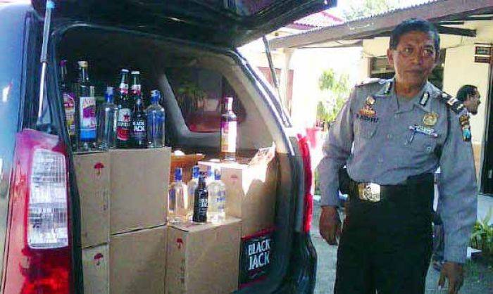 Polres Pamekasan Amankan Puluhan Botol Miras dari Sebuah Toko Jamu