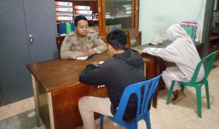 Diduga Berbuat Asusila, Pasangan Bukan Suami Istri di Kediri Digelandang dari Kos-kosan Diduga Berbuat Asusila, Pasangan Bukan Suami Istri di Kediri Digelandang dari Kos-kosan
